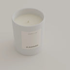 Jasmine & Lily scented candle shallow depth of field — Kadnse handpoured luxury candle, natural wax, made in Porto